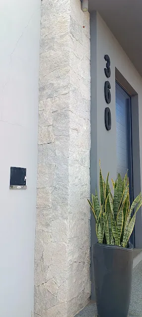 Pedra Madeira — Textura única que transforma ambientes