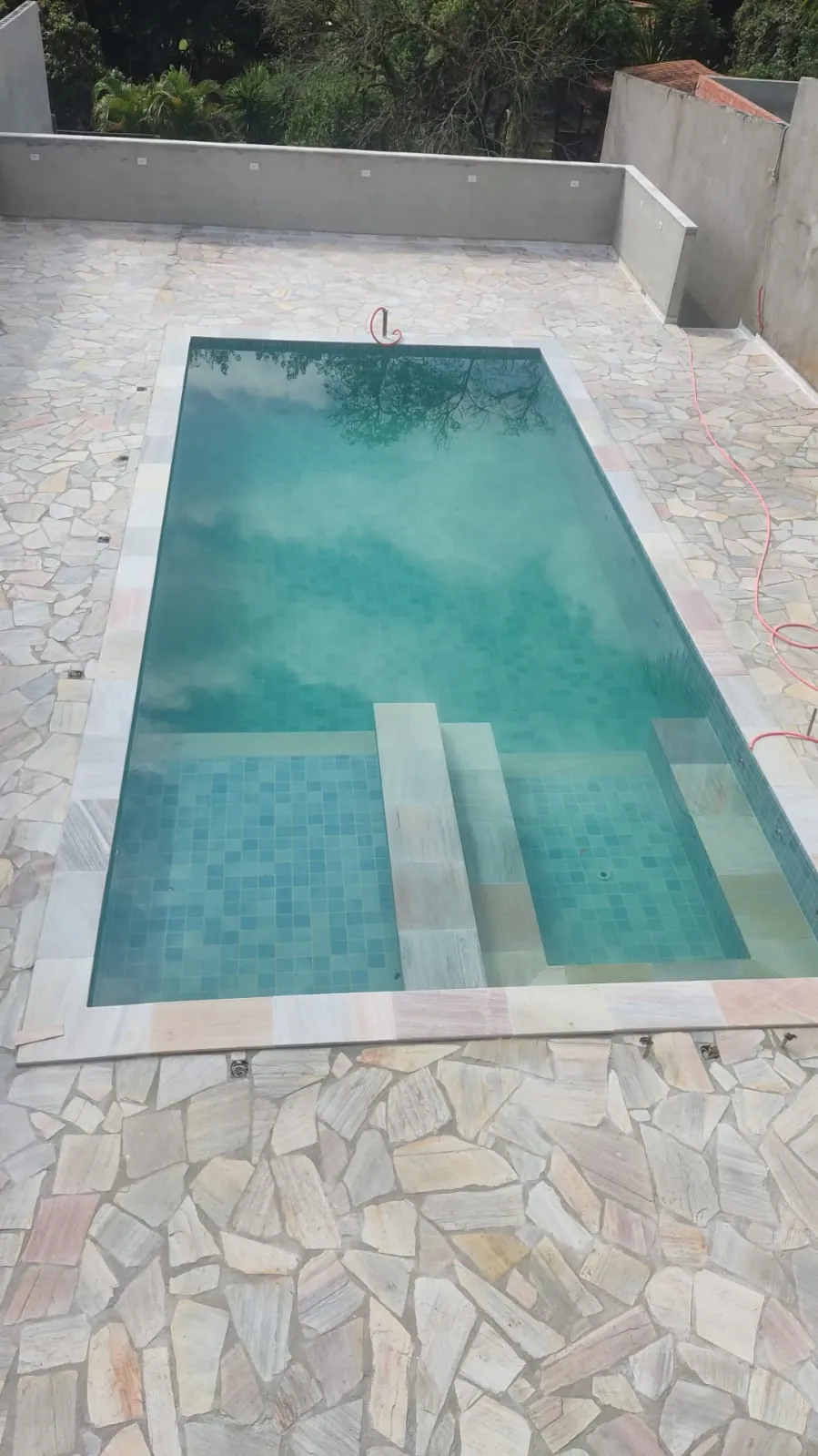 Área de piscina com pedra natural